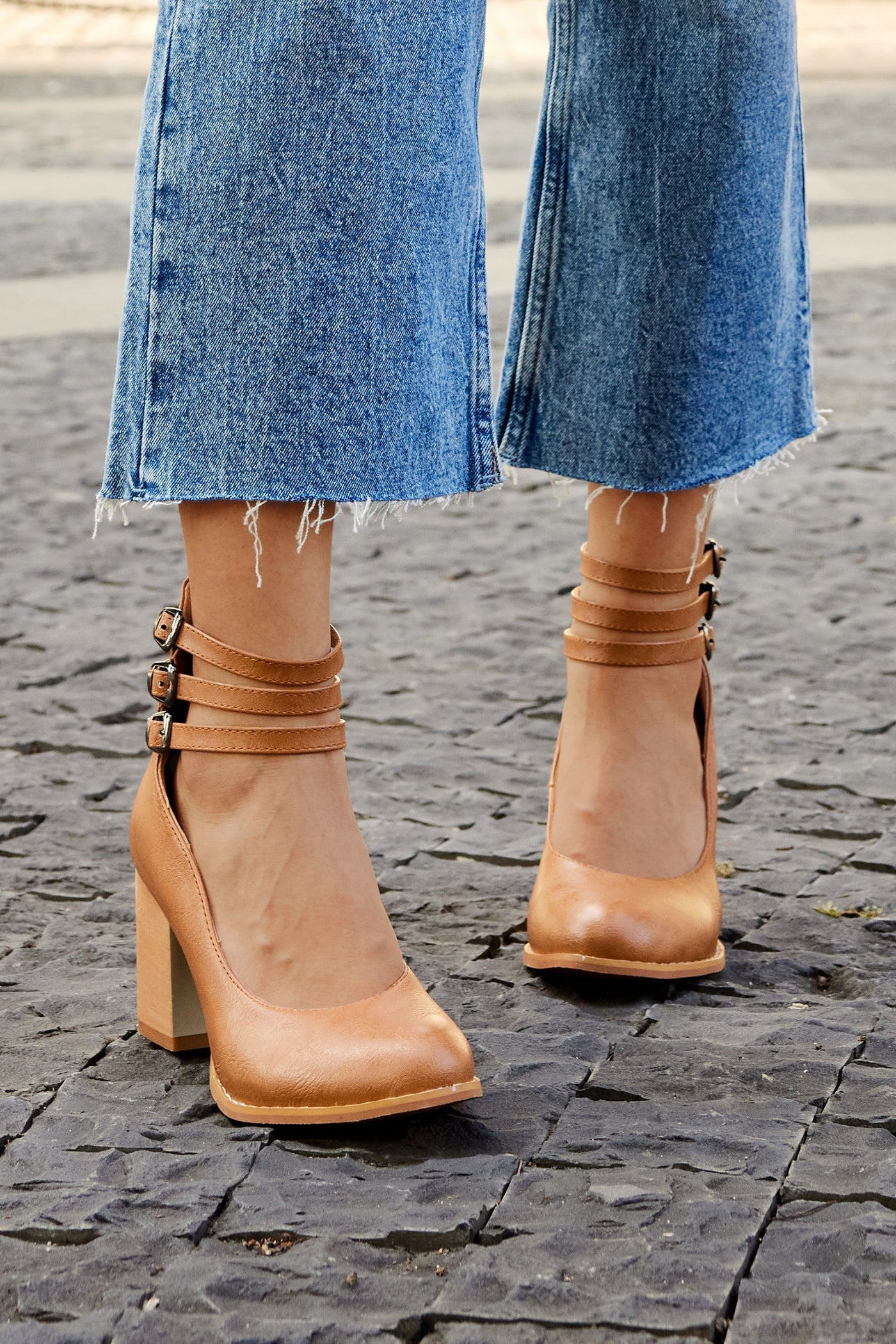 Casilda | Sandálias lisas com tira no tornozelo e salto grosso